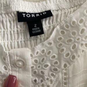 Torrid White Textured Sleeveless Blouse